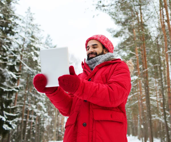 Szczęśliwy człowiek z komputera typu tablet w zimowym lesie — Zdjęcie stockowe