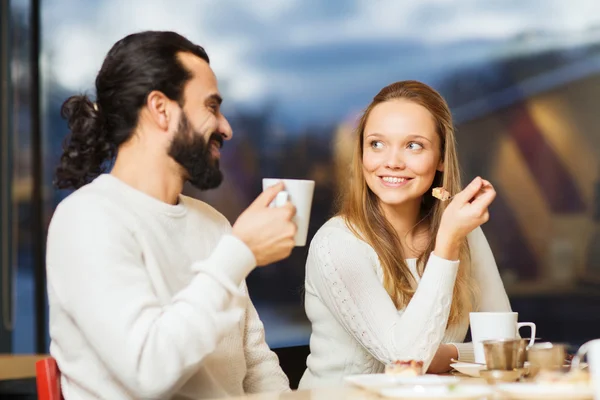 Szczęśliwa para spotkania i picie herbaty lub kawy — Zdjęcie stockowe