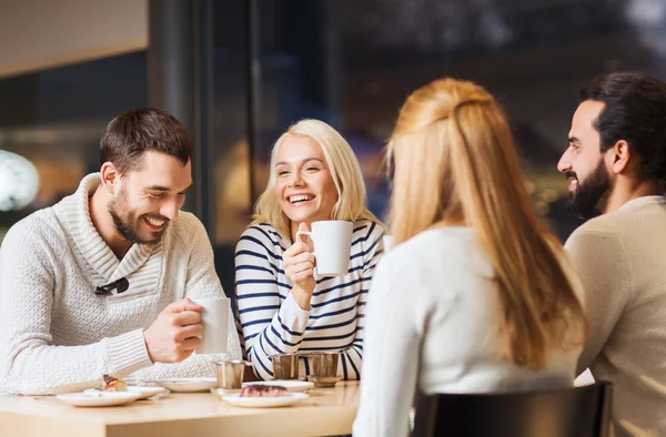 Gelukkige paar vergadering en het drinken van thee of koffie — Stockfoto