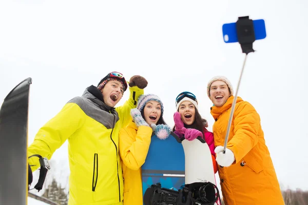 Teman bahagia dengan papan salju dan smartphone — Stok Foto