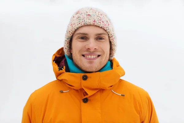 Jovem feliz em roupas de inverno ao ar livre — Fotografia de Stock