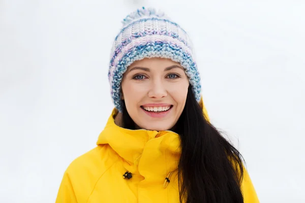Glückliche junge Frau in Winterkleidung im Freien — Stockfoto