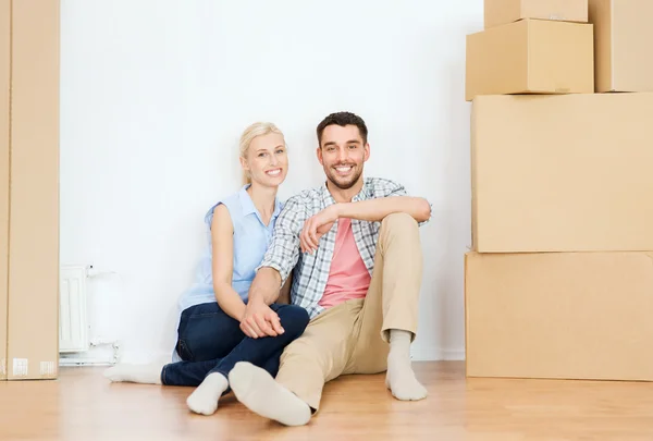 Casal com caixas de papelão se mudando para nova casa — Fotografia de Stock