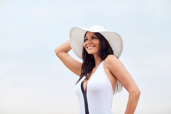 Happy young woman on beach — Stock Photo, Image