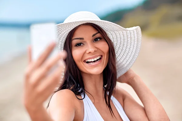 Sorrindo jovem mulher tomando selfie com smartphone — Fotografia de Stock