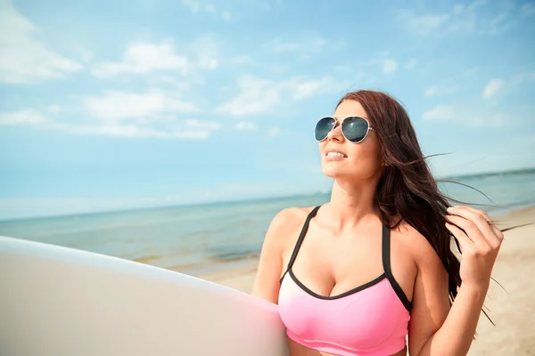 Sorrindo jovem mulher com prancha de surf na praia — Fotografia de Stock