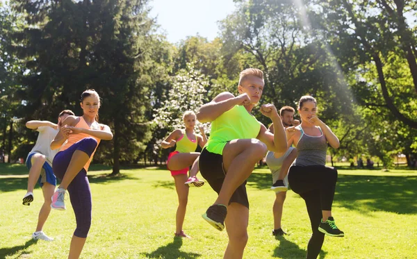 Gruppe von Freunden oder Sportlern, die im Freien trainieren — Stockfoto