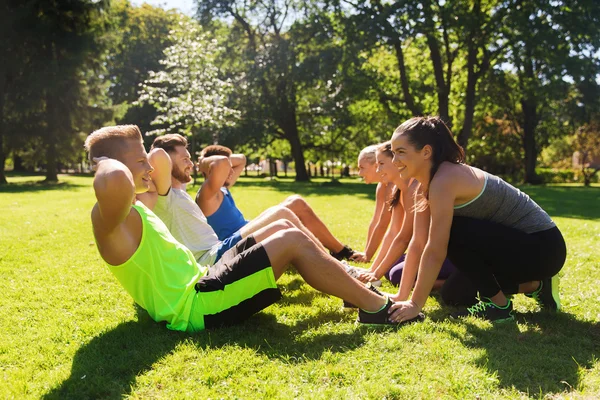 Skupina přátel, nebo sportovci cvičení venku — Stock fotografie