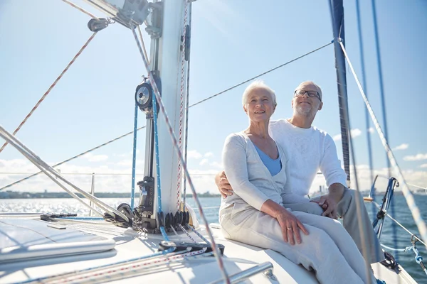 年长的夫妇拥抱在帆上船或游艇在海上 — 图库照片