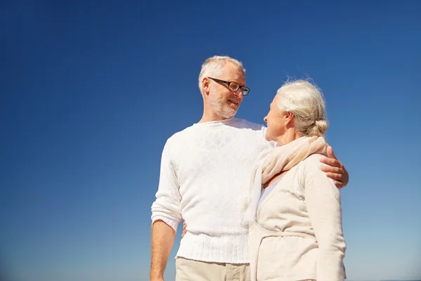 Gelukkig senior paar praten buiten — Stockfoto