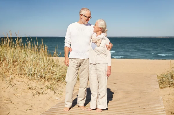 Ευτυχισμένο ζευγάρι ηλικιωμένων που μιλάει έξω — Φωτογραφία Αρχείου