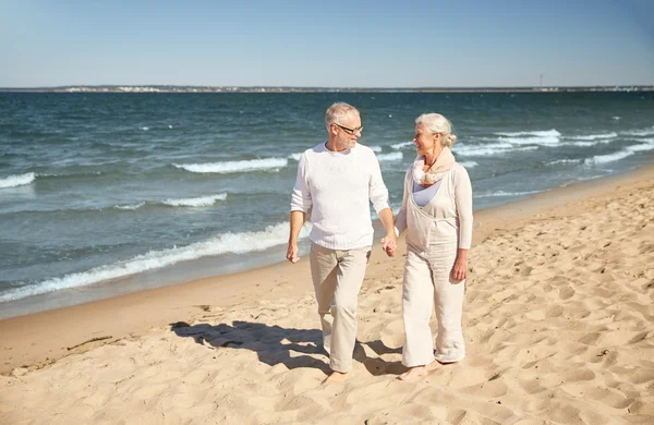 Ευτυχής ανώτερος ζεύγος που περπατά κατά μήκος της παραλίας το καλοκαίρι — Φωτογραφία Αρχείου