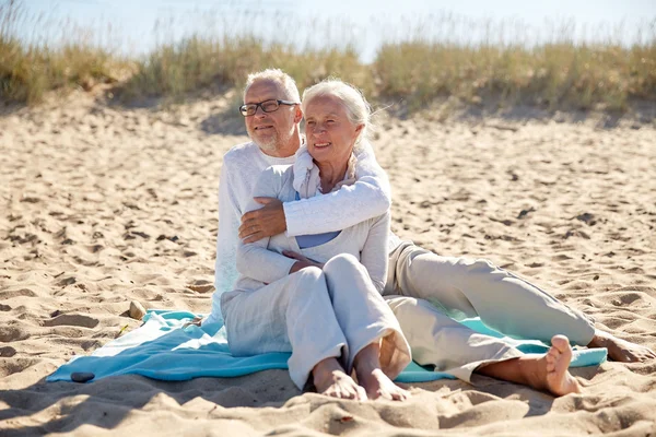 Heureux couple de personnes âgées étreignant sur la plage d'été — Photo