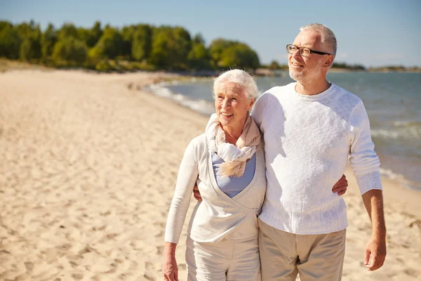 Heureux couple de personnes âgées marchant le long de la plage d'été — Photo