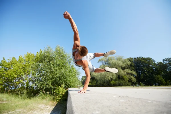 Sportig ung man hoppa i sommaren park — Stockfoto