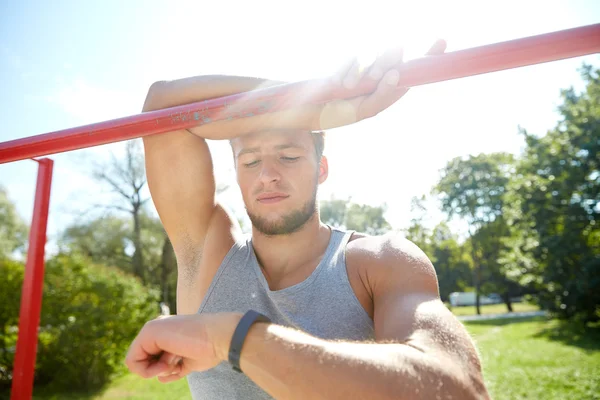 Hombre con frecuencia cardíaca reloj ejercicio al aire libre —  Fotos de Stock