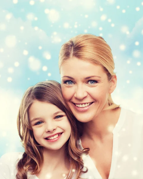 Lächelnde Mutter und kleines Mädchen — Stockfoto