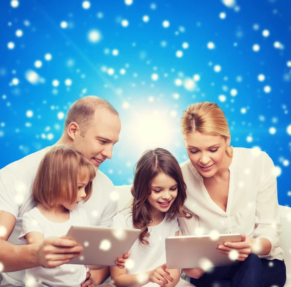 Famiglia felice con computer tablet pc — Foto Stock