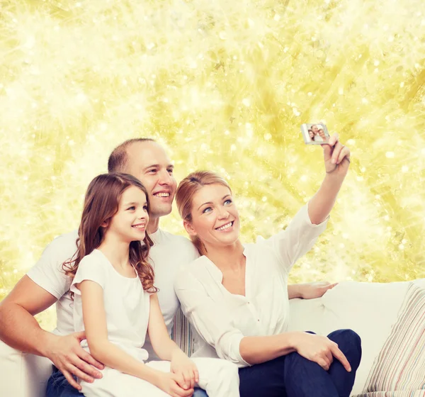 Familia feliz con la cámara en casa — Foto de Stock