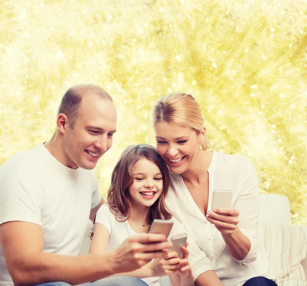 Familia feliz con smartphones —  Fotos de Stock