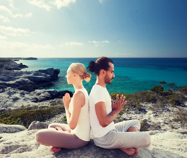 Çift gülümseyen açık havada yapım yoga egzersizleri — Stok fotoğraf