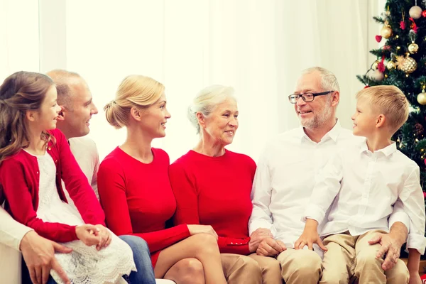 Lachende familie thuis — Stockfoto