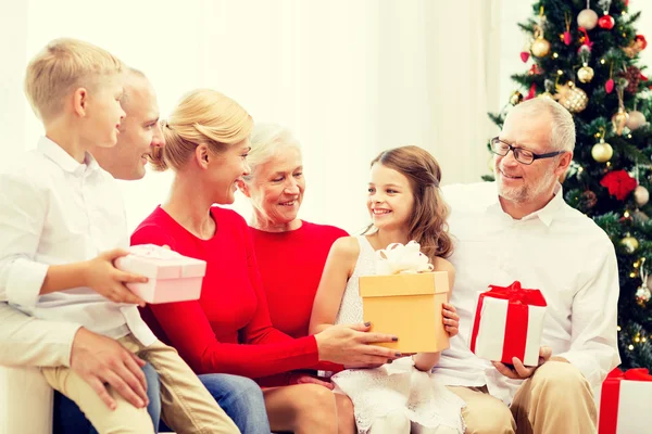 Familia sonriente con regalos en casa — Foto de Stock