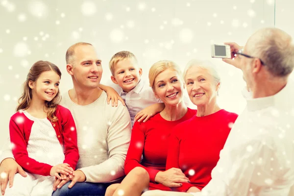 Sonriente familia con cámara en casa — Foto de Stock