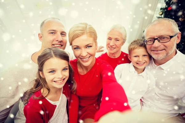 Lachende familie maken selfie thuis — Stockfoto