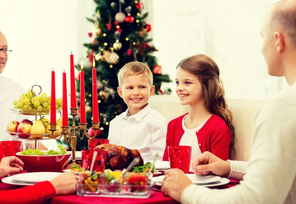 Lachende familie vakantie diner thuis hebben — Stockfoto