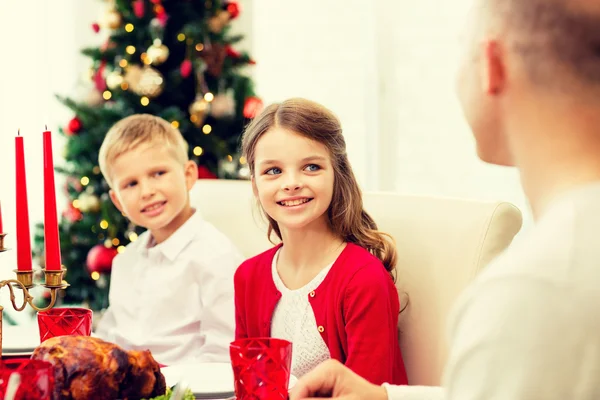 Leende familj att ha semester middag hemma — Stockfoto