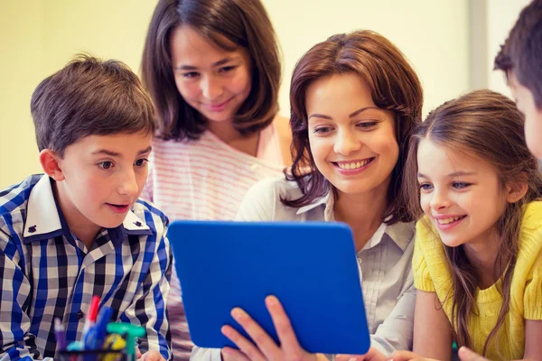 Kindergruppe mit Lehrer und Tablet-PC in der Schule — Stockfoto