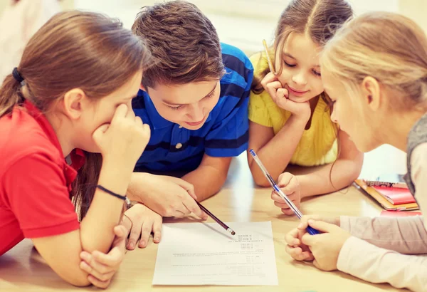 Grupo de estudantes falando e escrevendo na escola — Fotografia de Stock