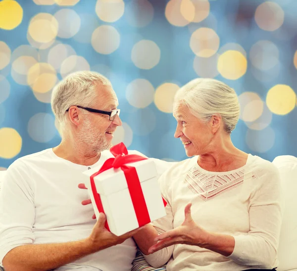 Felice coppia anziana con scatola regalo — Foto Stock