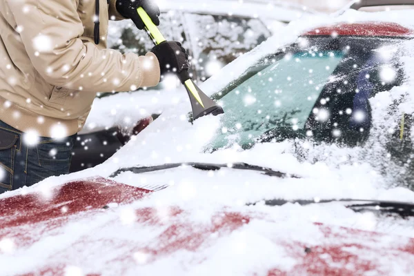 Close-up van de mens schoonmaken sneeuw van auto — Stockfoto