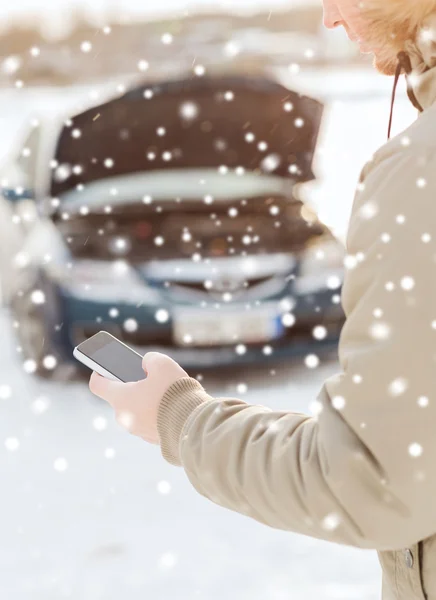 Closeup of man with broken car and smartphone — Stock Photo, Image