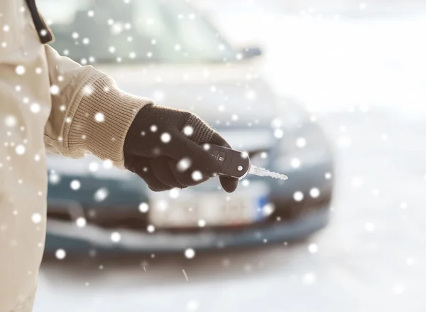 Primer plano del hombre con la llave del coche al aire libre — Foto de Stock