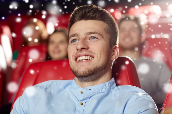Щасливий молодий чоловік дивиться фільм в театрі — стокове фото