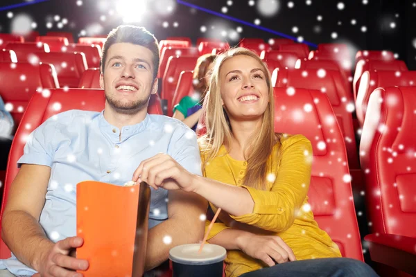 Casal feliz com pipocas e bebida no cinema — Fotografia de Stock