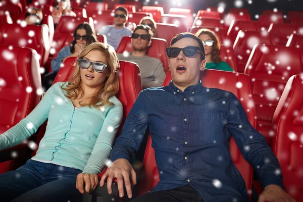 Scared friends watching horror movie in 3d theater — Stock Photo, Image