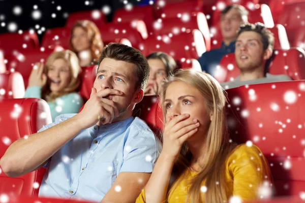 Amigos o pareja viendo películas de terror en el teatro —  Fotos de Stock