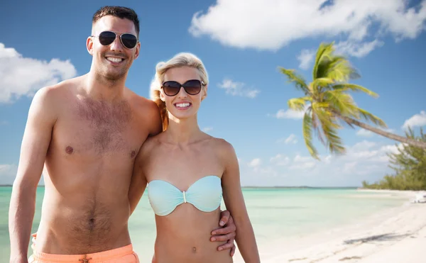 Casal feliz em roupa de banho abraçando sobre praia de verão — Fotografia de Stock