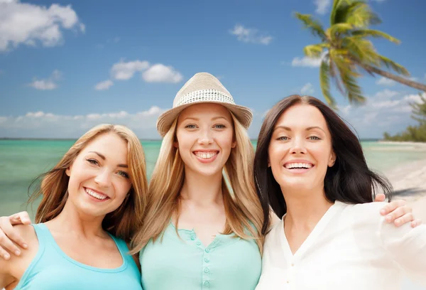 Group of happy young women over summer beach — Stockfoto