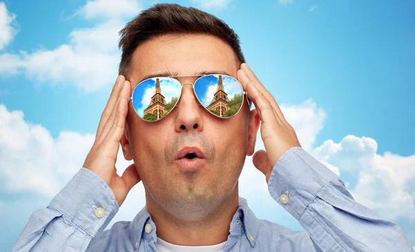 Cara de hombre en gafas de sol mirando la torre eiffel — Foto de Stock