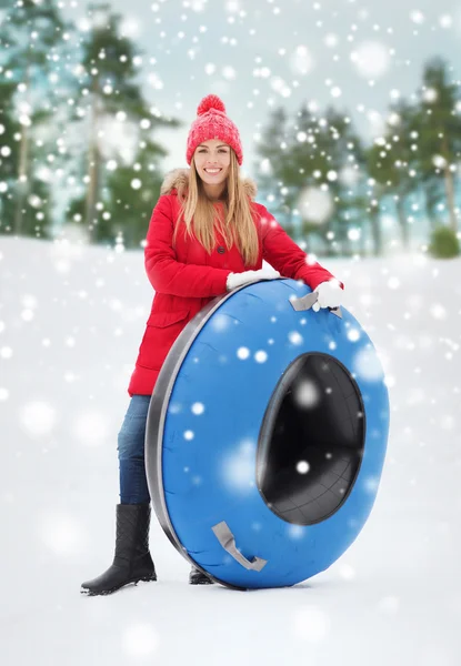 Счастливая девушка-подросток или женщина со снежной трубкой — стоковое фото