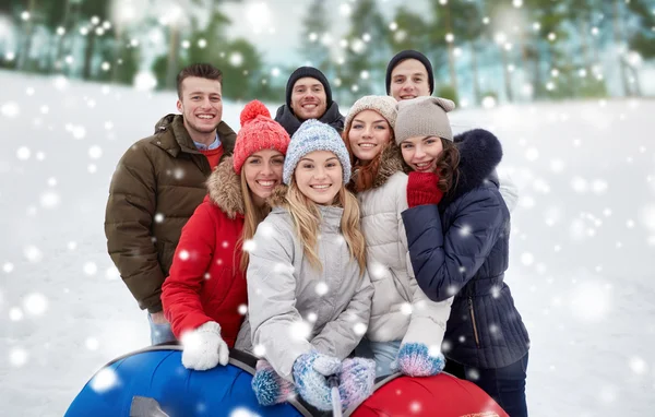 Lachende vrienden met sneeuw buizen en selfie stok — Stockfoto