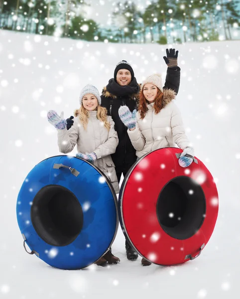 Groep lachende vrienden met sneeuw buizen — Stockfoto