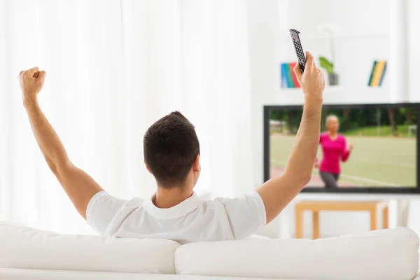 Homem assistindo canal desportivo na tv e em casa — Fotografia de Stock