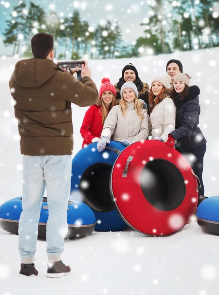 Leende sällskap med snö rör — Stockfoto