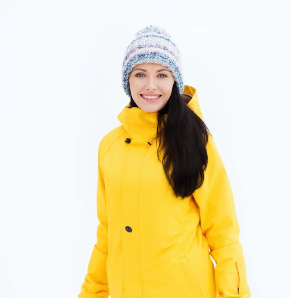 Glad ung kvinna i vinterkläder utomhus — Stockfoto